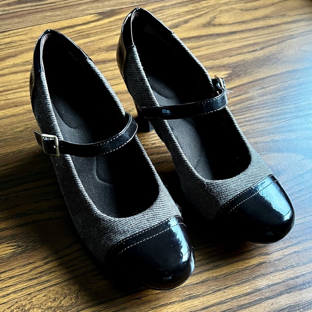 CLARKS Tweed Heels with Shiny Toes. Size 7 (UK 5). Brown. 2 1/2 inch heel.
